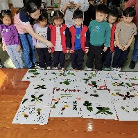 亲子树叶拼贴画