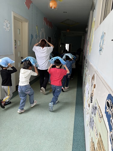 防震逃生演练