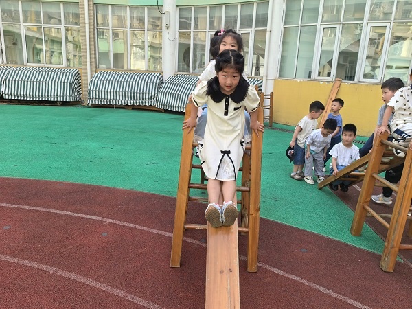 藕塘中心幼儿园：快乐童年 趣…